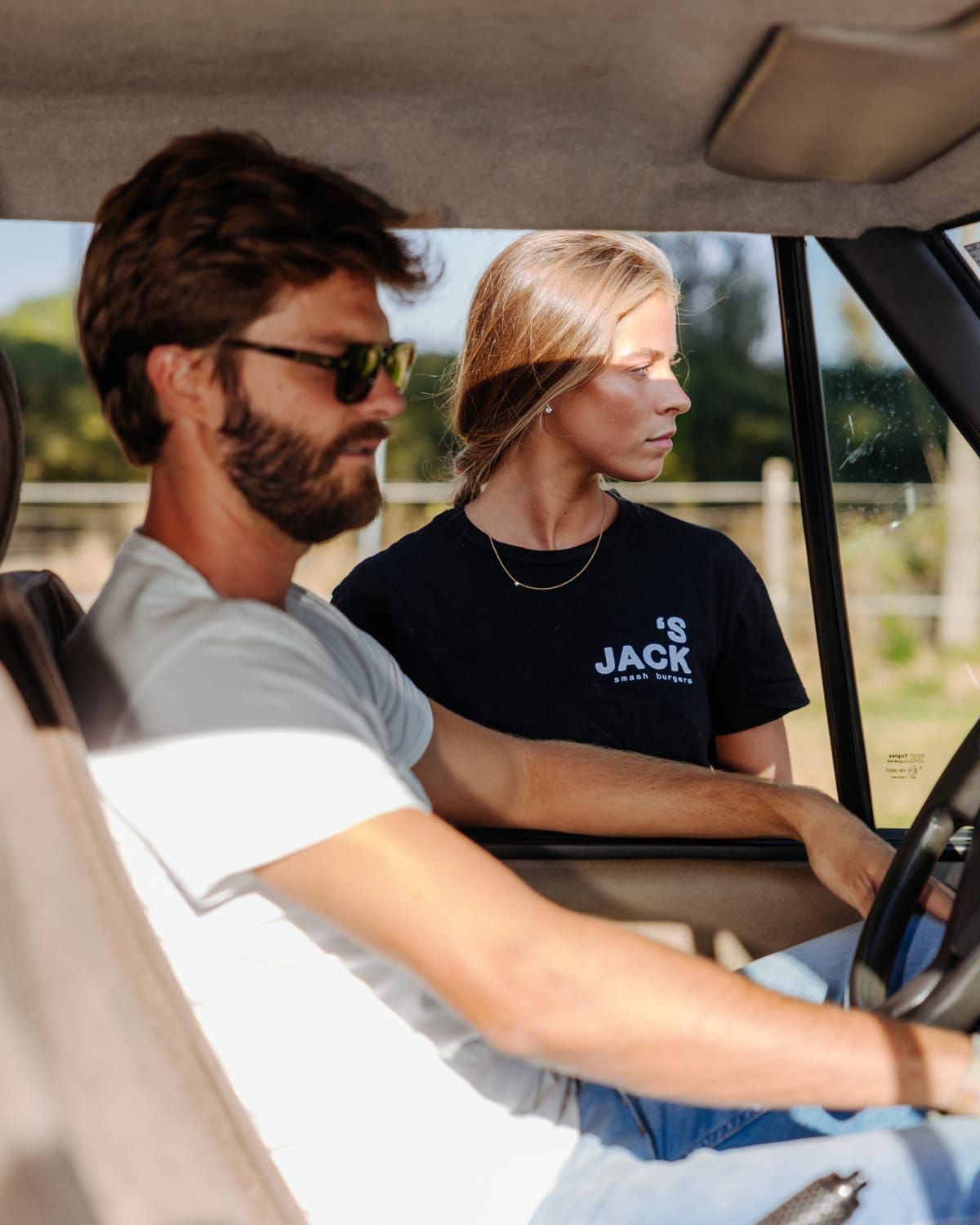 Pareja de ruta con camiseta de Jack's