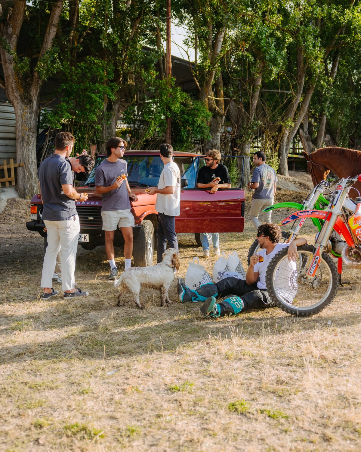 Grupo de amigos en el campo con la pick-up de Jack's